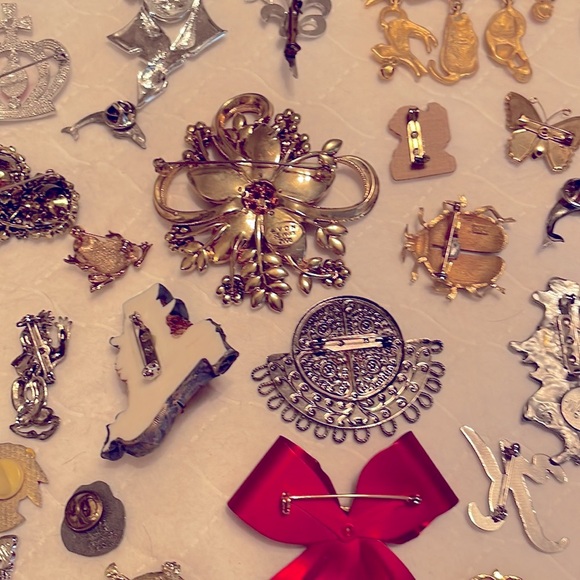 38 various Brooches and pins. Mostly metal. #20 - Picture 12 of 12